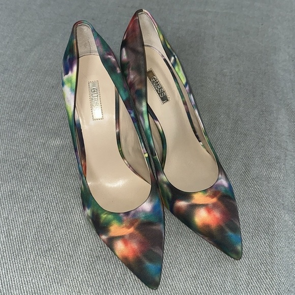 GUESS Pumps W/ Unique Print - Picture 2 of 8